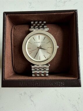 Michael Kors Darci Quartz Silver Crystal Bezel 39mm Bracelet Watch w/ Box